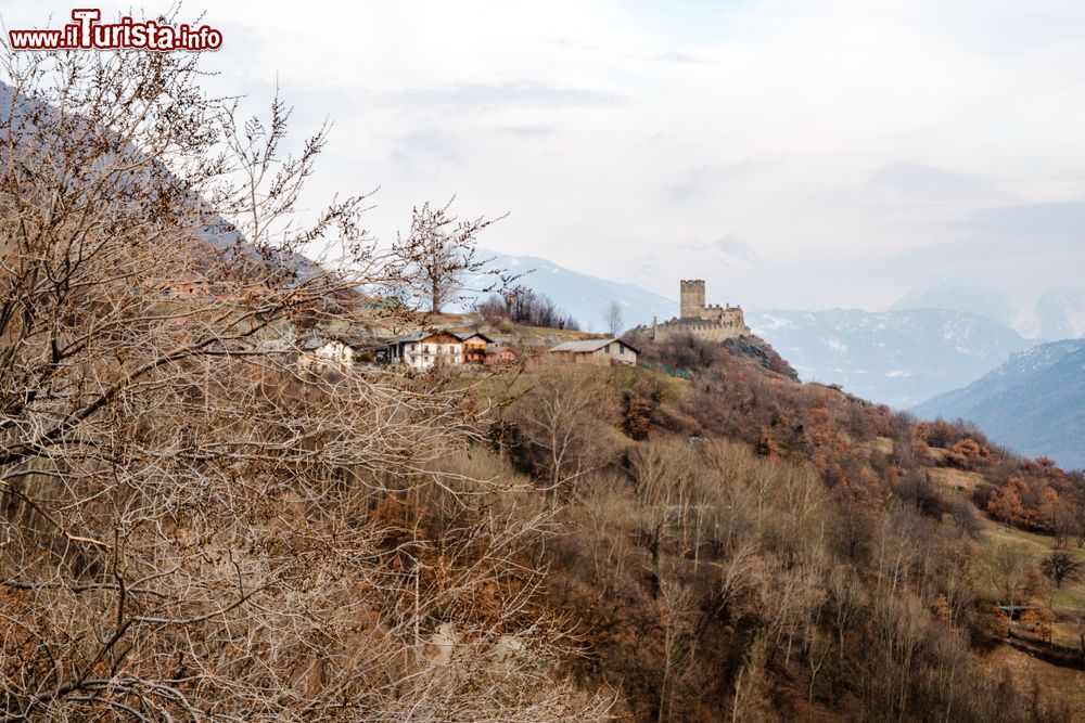 Immagine Paesaggio invernale a Saint Denis e sullo sfondo il castello medievale di Cly