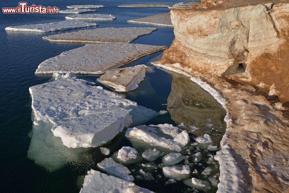 Immagine Paesaggio invernale con la costa ghiacciata e gli icebergs sul lago Michigan, Frankfort, Stati Uniti d'America.