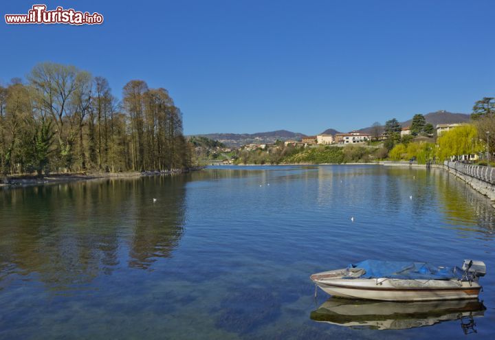 Immagine Il paesaggio lacustre di Sarnico, ci troviamo sul lago di Iseo in Lombardia - © Walencienne / Shutterstock.com