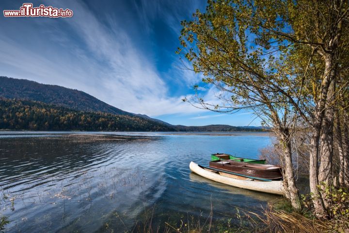 Immagine Paesaggio sul lago di Circonio, Slovenia - Lo splendido panorama che si può ammirare dal lago sloveno in una giornata soleggiata e con il cielo terso © zkbld / Shutterstock.com