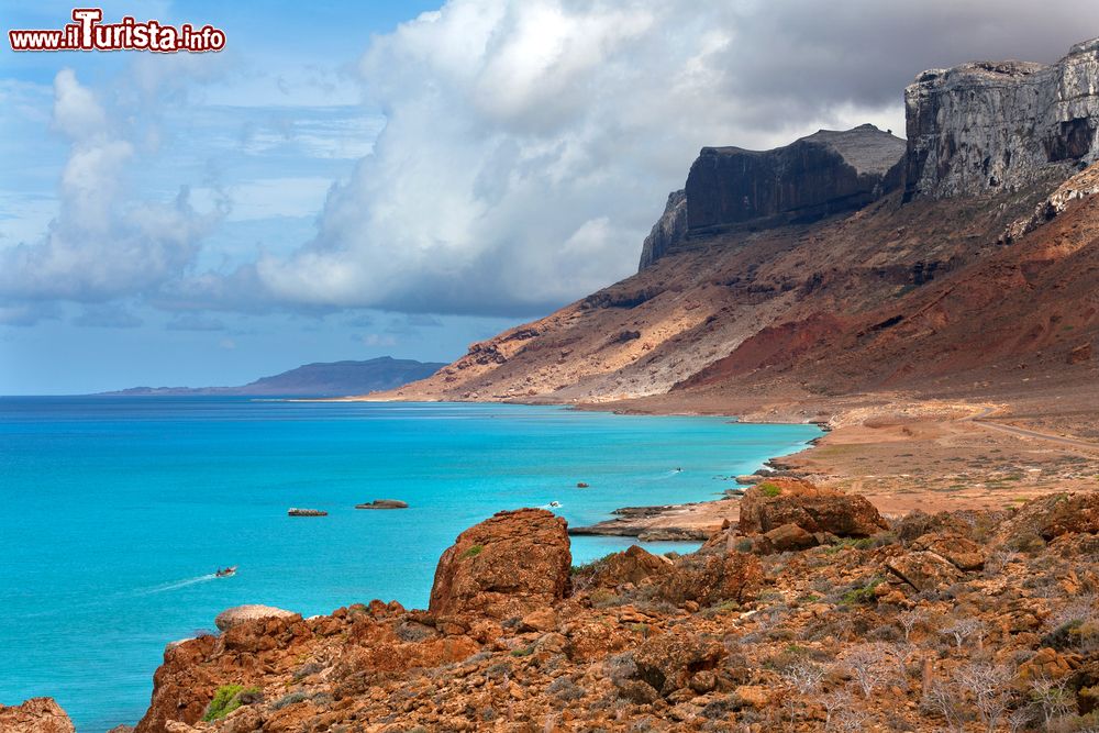 Immagine Paesaggio marittimo sull'isola di Socotra: una suggestiva spiaggia affacciata sull'Oceano Indiano.