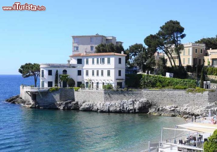 Immagine Paesaggio mediterraneo vicino a Bandol, Francia. Una bella dimora signorile si affaccia sulle acque limpide del Mediterraneo nel sud della Francia - © fullempty / Shutterstock.com