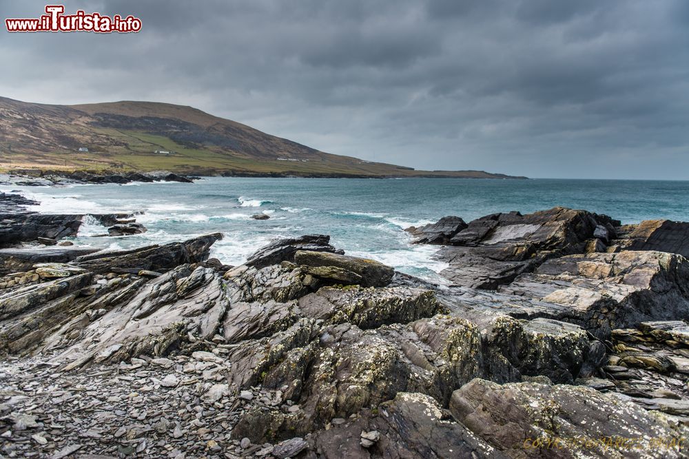 Immagine Un paesaggio naturale di Valentia Island, Irlanda. L'isola si estende per 11 km di lunghezza e 3 di larghezza.