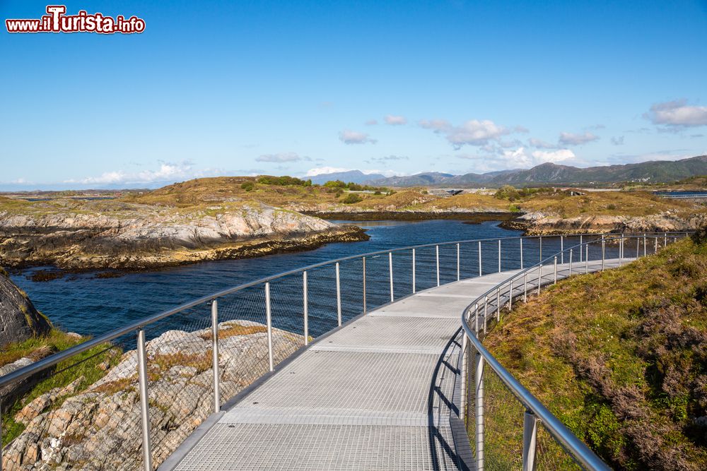Immagine Paesaggio nei pressi della Norway's Atlantic Road a Kristiansund, Norvegia. Questo tratto di 8 chilometri collega le città norvegesi di Kristiansund e Molde; è costruito su diverse isolette e scogli collegati da strade rialzate, ponti e viadotti. La costruzione della Strada dell'Atlantico, avviata nel 1983 e terminata nel 1989, è costata circa 120 milioni di corone norvegesi. E' considerata la strada più pericolosa al mondo per via della grande difficoltà di guida in caso di condizioni meteo avverse.