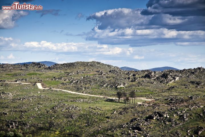 Immagine Paesaggio nel nord del Portogallo nei pressi di Sortelha - Veduta panoramica sul paesaggio che circonda Sortelha, la più antica fortezza fra quelle erette a difesa della frontiera a est di Guarda e Covilha © spown / Shutterstock.com