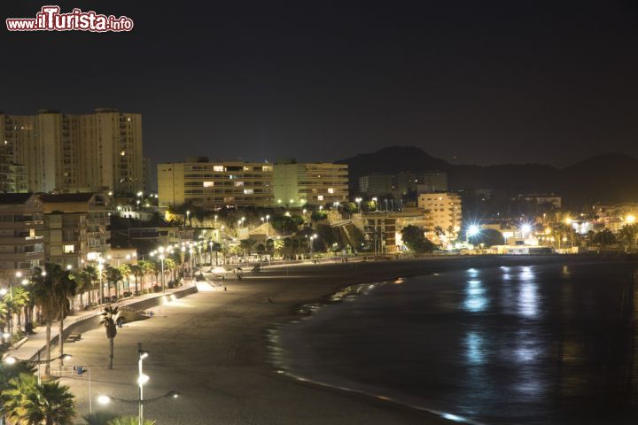 Immagine Paesaggio notturno a La Vila Joiosa, Spagna. Illuminata dalle luci del lungomare, questa città della Costa Blanca si riflette nell'acqua del Mediterraneo creando un'atmosfera suggestiva.