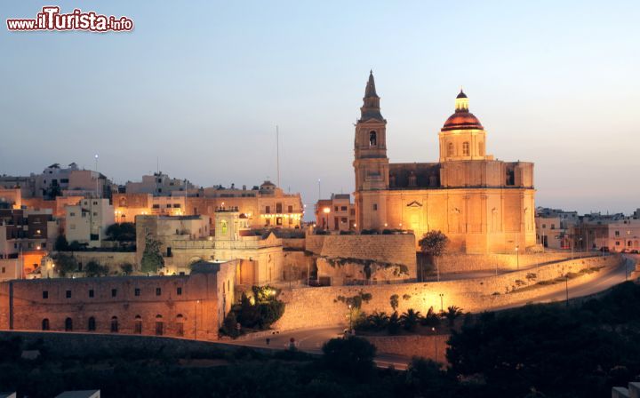 Immagine Paesaggio notturno con chiesa a Mellieha, Malta. Il santuario di Nostra Signora di Mellieha è conosciuto soprattutto per i pellegrinaggi. La parte più antica dell'edificio risale al XVI° secolo - © Ollyy / Shutterstock.com