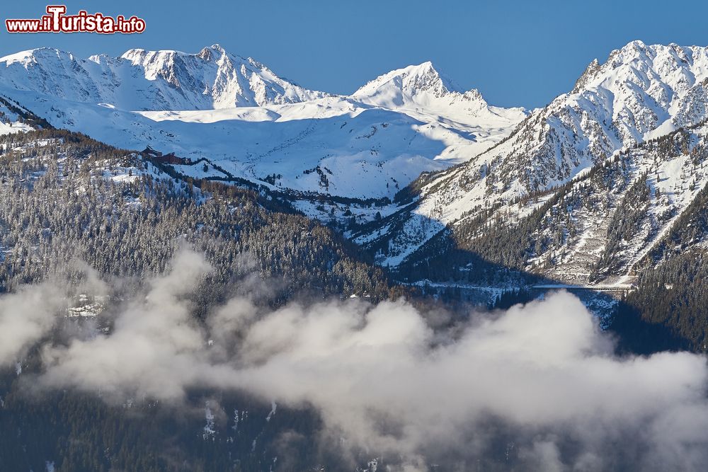 Immagine Paesaggio primaverile dello ski resort de La Rosiere, Francia, con le montagne innevate sullo sfondo e la foschia in primo piano.
