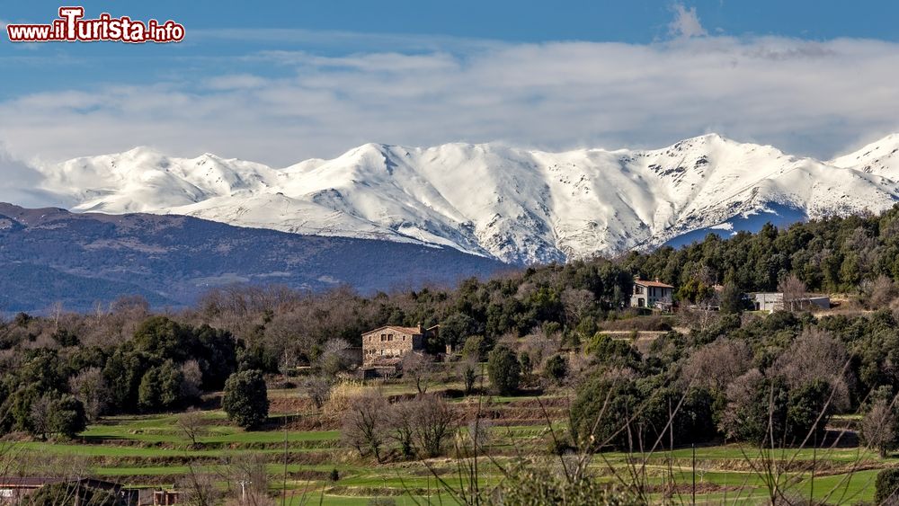 Immagine Paesaggio primaverile nei pressi della città di Olot, Spagna. Sullo sfondo, le montagne ancora innevate.