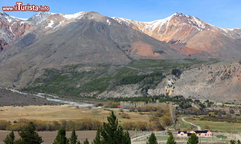 Immagine Paesaggio rurale nei pressi della cittadina di Esquel, Argentina. La città è situata sulle rive del torrente Esquel ed è circondata dai monti La Cruz, La Zeta, La Hoya e Cerro 21.