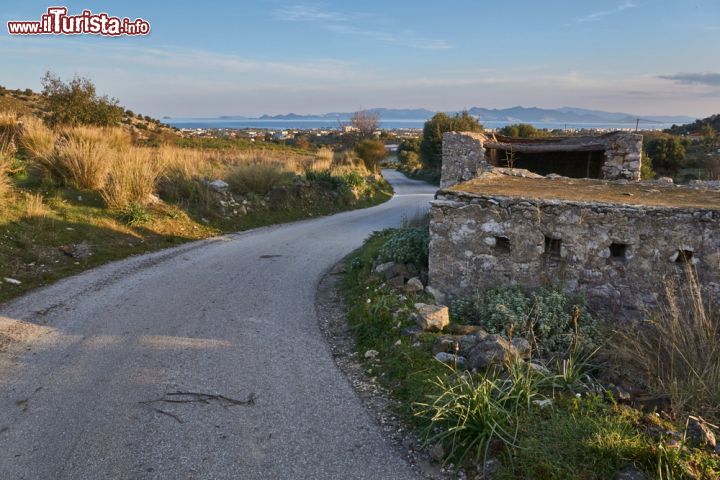 Immagine Paesaggio rurale sull'isola di Kos, Grecia, alla luce del mattino - © konphotoworld / Shutterstock.com