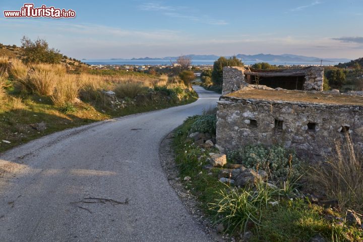 Immagine Paesaggio rurale sull'isola di Kos, Grecia, alla luce del mattino - © konphotoworld / Shutterstock.com