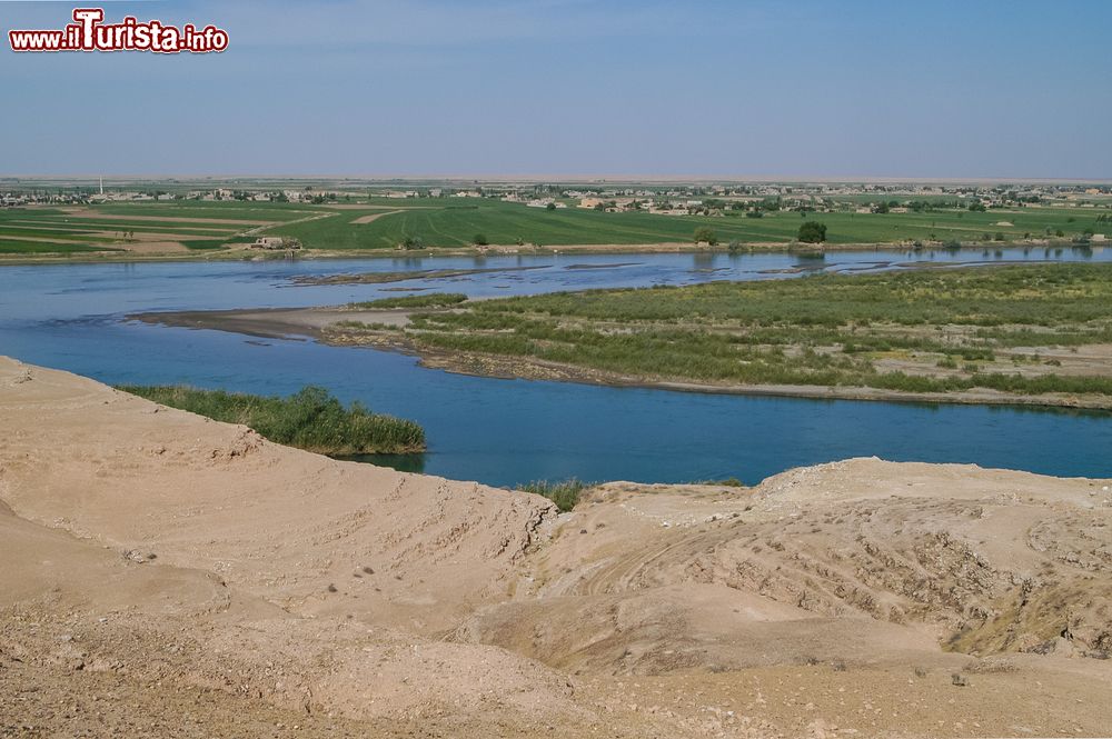 Immagine Paesaggio sul fiume Eufrate nei pressi di Dura-Europos, Siria. Gli scavi archoelogici in quest'aerea dell'odierna Siria vennero iniziati attorno al 1920 dopo che un soldato, scavando una trincea, riportò alla luce tracce di pitture.