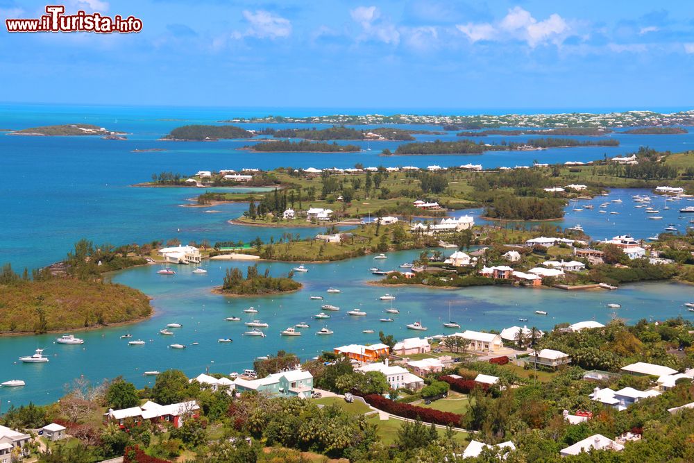 Immagine Paesaggio tropicale alle isole Bermuda, Nord America. L'arcipelago è formato da isole di origine vulcanica situate nella parte occidentale del Mare dei Sargassi, quella porzione di oceano Atlantico compresa fra gli arcipelaghi delle Grandi Antille e le Azzorre.