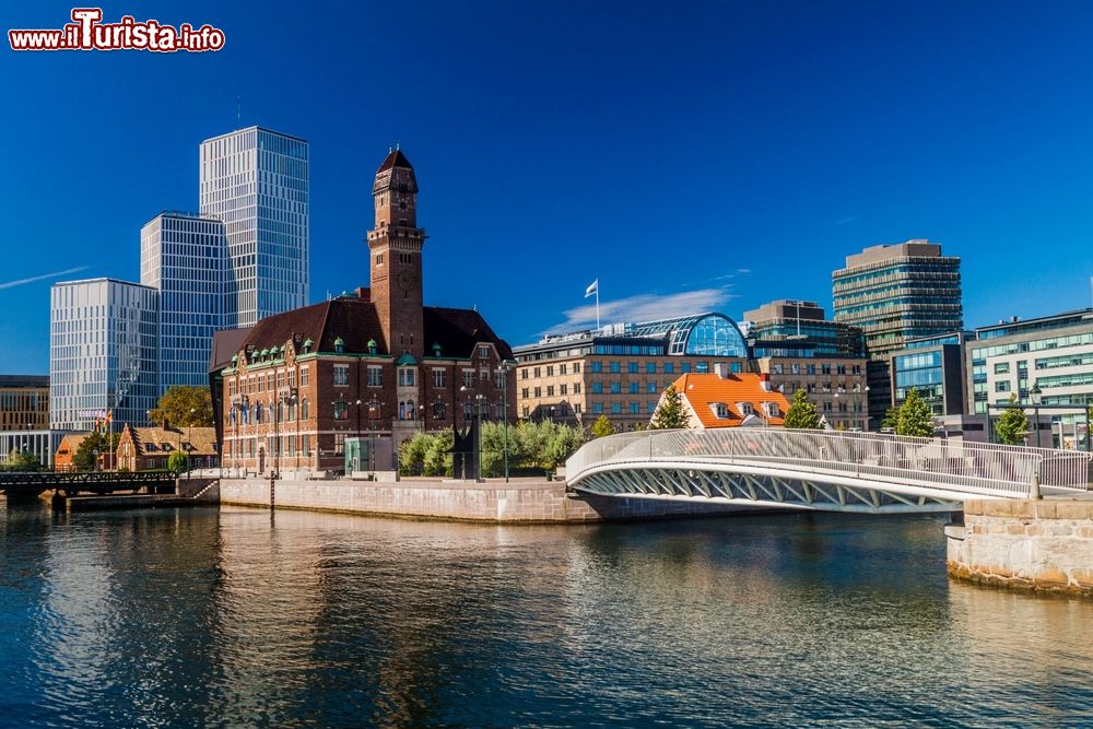 Immagine Paesaggio urbano a Malmo, Svezia, con grattacieli e antichi edifici.