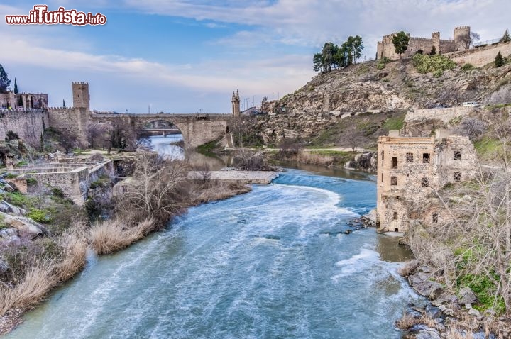 Immagine Uno scorcio della valle del Tago, in spagnolo Tajo, nei pressi di Toledo, nella Comunità Autonoma spagnola di Castiglia-La Mancia. Il fiume, lungo circa 1008 km, è il più lungo della penisola iberica - © Anibal Trejo / Shutterstock.com