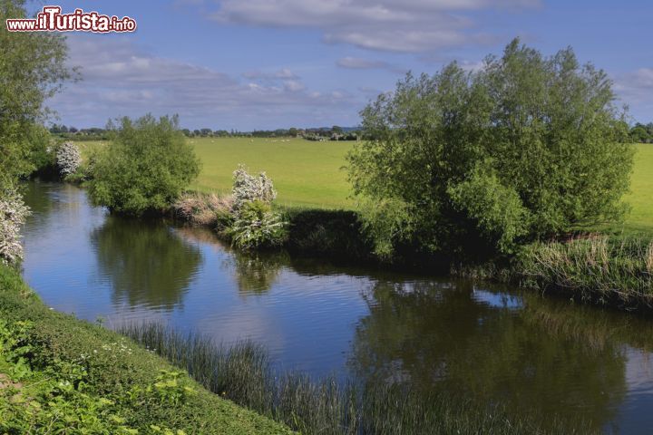 Immagine Paesaggio nella valle del fiume Avon a Stratford, Inghilterra - Una bella immagine della campagna che circonda la città della contea del Warwickshire © jamesdavidphoto / Shutterstock.com