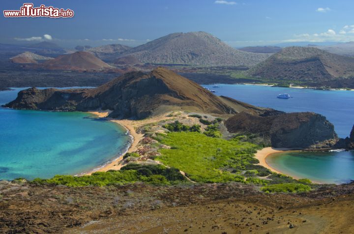 Immagine Lo straordinario paesaggio vulcanico marino su l'Isla Bartolomé alle Galapagos. Nelle terre di questo arcipelago il magma continua a salire dalle profondità per modellare spazio e tempo mentre le correnti oceaniche calde e fredde sfumano i colori di questi paesaggi di grande bellezza - © Sheila Say / Shutterstock.com