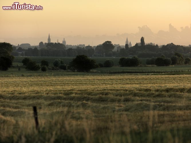 Immagine Ypres (Ieper), Fiandre: una veduta della città dalla campagna circostante, dove dal 1914 al 1918 si combatterono alcune delle battaglie più sanguinose della Prima Guerra Mondiale - Foto © Milo-profi - In Flanders Fields