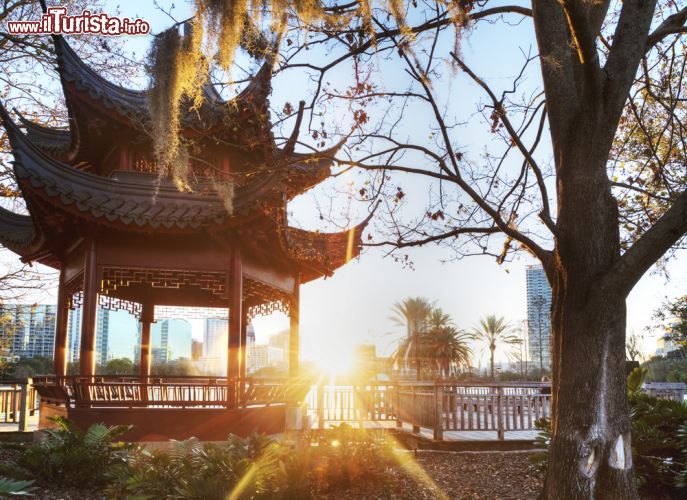 Immagine Pagoda in un giardino di Orlando, Florida - Ad impreziosire un parco pubblico di Orlando c'è la bella architettura di un edificio destinato principalmente a scopi religiosi, ma non solo, comune soprattutto a paesi come Cina, Giappone, Corea e Tibet © Jesse Kunerth / Shutterstock.com
