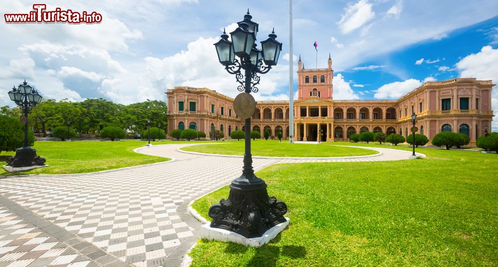 Immagine Palacio de los Lopez a Asuncion, Paraguay. Fra gli edifici più rappresentativi della città, è la sede della Presidenza della Repubblica del Paraguay.