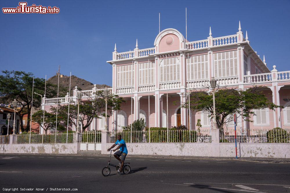 Immagine Il Palácio do Povo (o Palácio do Governador) nel centro storico di Mindelo, isola di Sao Vicente, Capo Verde. - © Salvador Aznar / Shutterstock.com