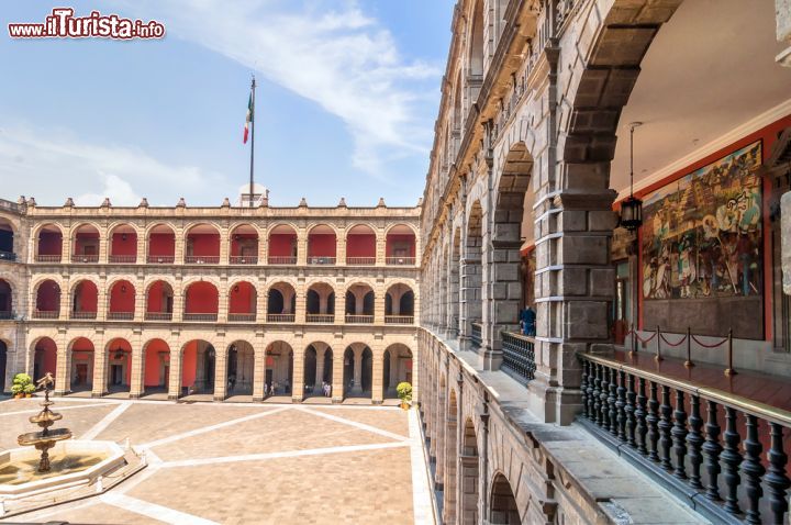 Immagine L'interno del Palacio Nacional, sede del Potere Esecutivo Federale messicano. Il palazzo è aperto in alcuni giorni e orari prestabiliti per le visite turistiche e si trova sul lato est di Plaza de la Constitución (lo Zócalo) di Città del Messico - foto © Eddy Galeotti / Shutterstock.com