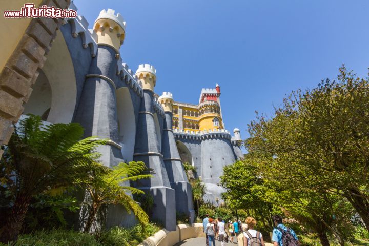 Immagine Il Palacio Nacional da Pena di Sintra (Portogallo) fu costruito a metà del XIX secolo da Ferdinando di Sassonia - foto © e X p o s e / Shutterstock.com