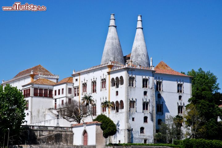 Immagine Il Palacio Nacional de Sintra, detto anche "Palácio da Vila", è il palazzo reale medievale meglio conservato di tutto il Portogallo, dichiarato Patrimonio dell'Umanità dall'UNESCO - foto © Hect / Shutterstock.com