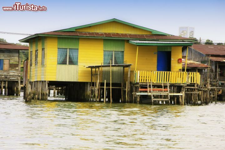 Immagine Palafitte a Kampong Ayer, Brunei - Chi si reca in viaggio nel sultanato del Brunei non deve assolutamente perdere il caratteristico villaggio su palafitte di Kampong Ayer dove vivono circa 30 mila persone © Don Mammoser / Shutterstock.com