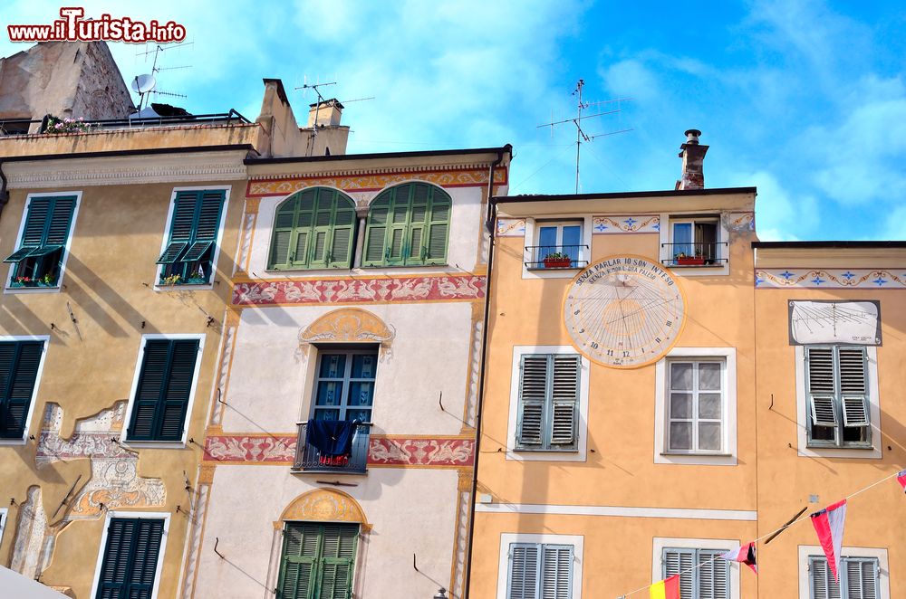 Immagine Palazzi a colori pastello nel centro di Finalborgo, Finale Ligure