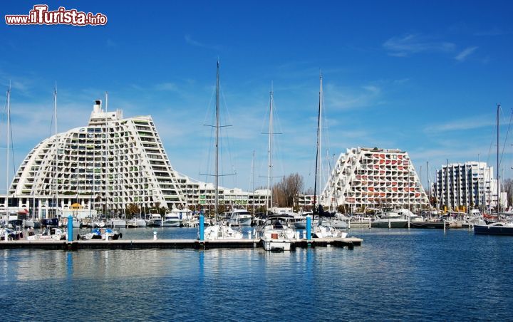 Immagine Il complesso di hotel di La Grande-Motte venne costruito nel 1967 e allora era sicuramente una skyline futuristica, con gli edifici a piramide tronca ispirati all'architettura atzeca - © MagSpace / Shutterstock.com