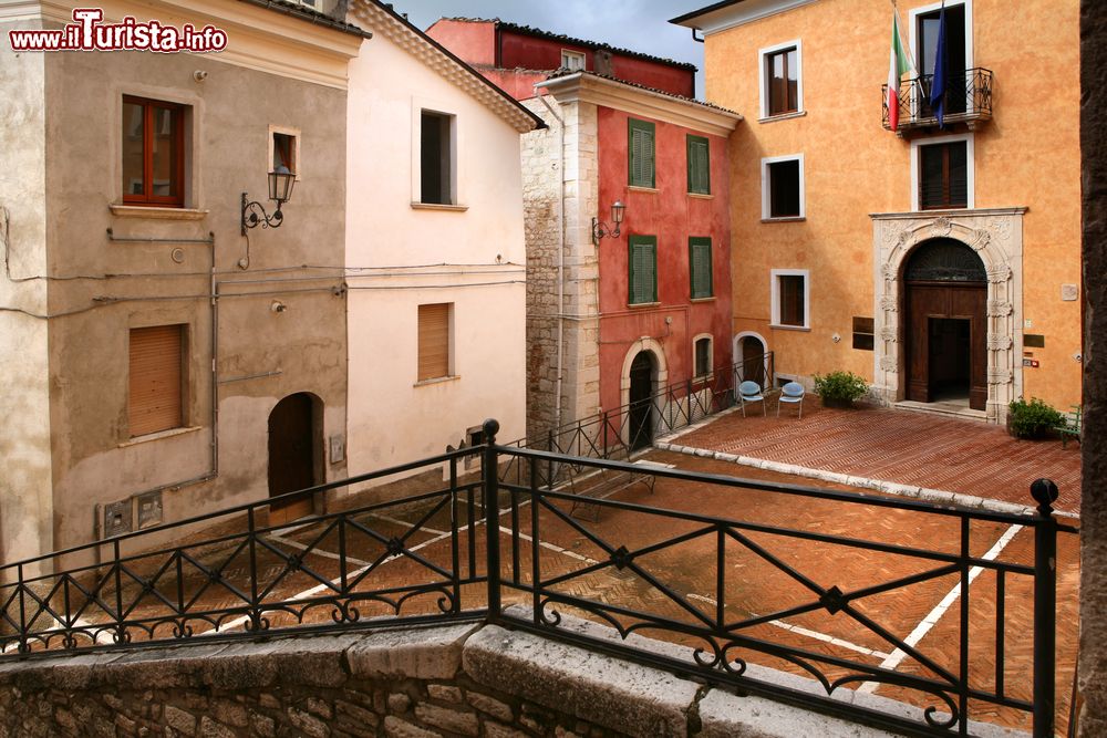 Immagine Palazzi affacciati in una piazzetta del centro storico di Campobasso, Molise, Italia.