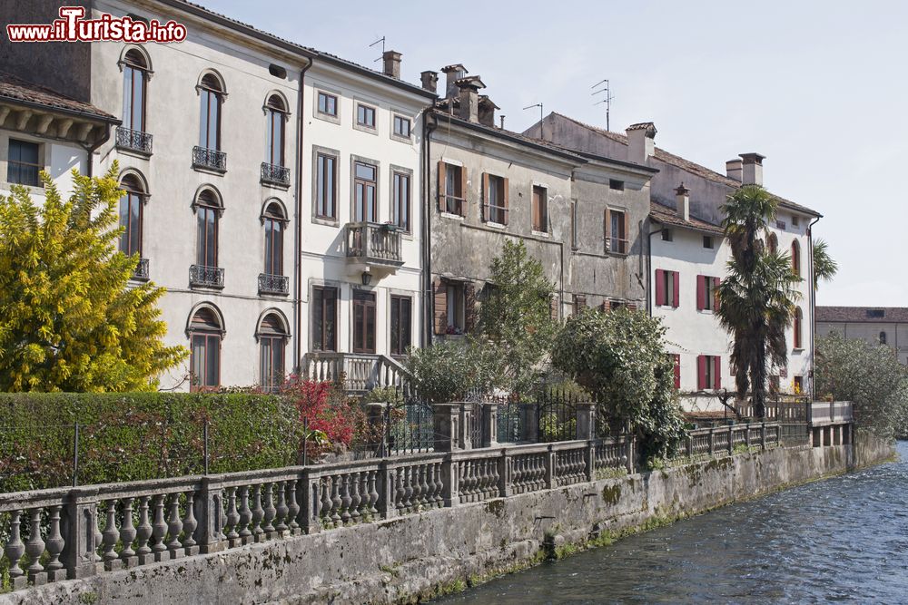 Immagine Palazzi affacciati sul fiume Meschio nella città storica di Vittorio Veneto (provincia di Treviso).