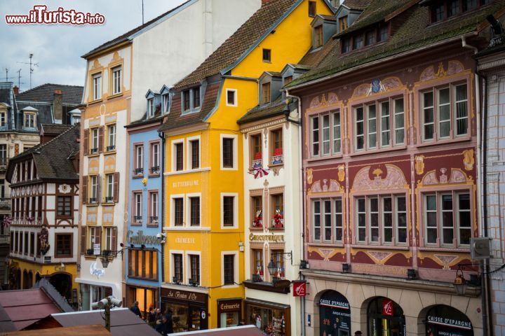 Immagine Palazzi antichi e negozi sulla principale piazza di Mulhouse, Francia - © 246677845 / Shutterstock.com