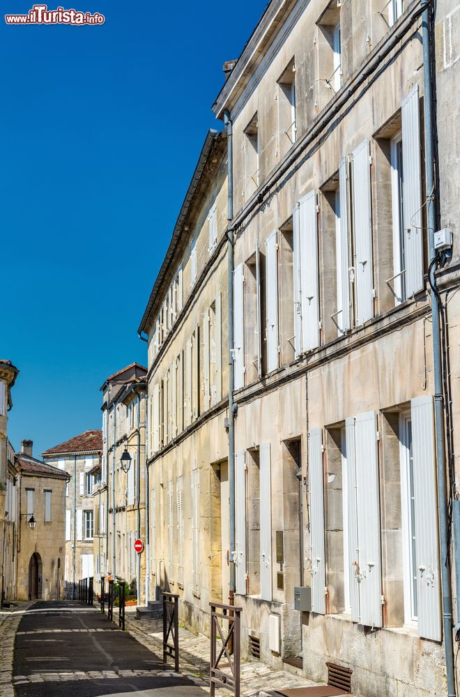 Immagine Palazzi antichi nel cuore del centro storico di Cognac, Francia.