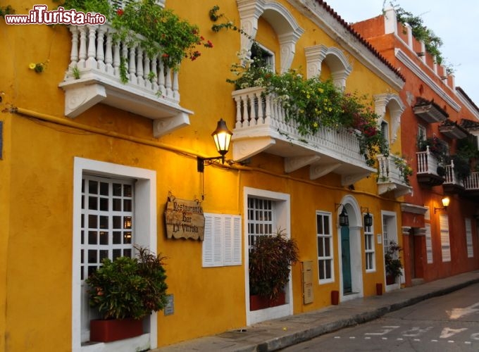 Immagine Balconi fioriti dei palazzi coloniali di Cartagena, Colombia - © pureshot - Fotolia.com