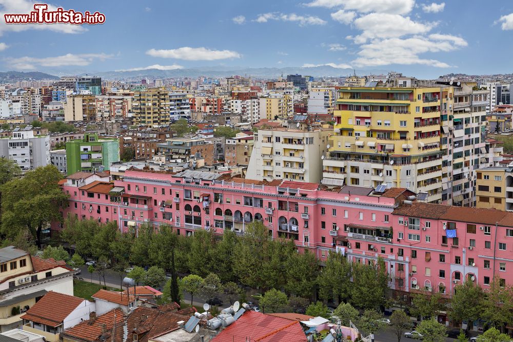 Immagine Palazzi colorati nel cuore di Tirana, Albania.