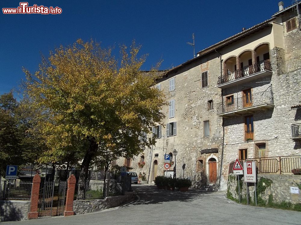 Immagine Palazzi in pietra del centro storico di Collalto Sabino, borgo del Lazio - © altotemi, CC BY-SA 2.0, Wikipedia