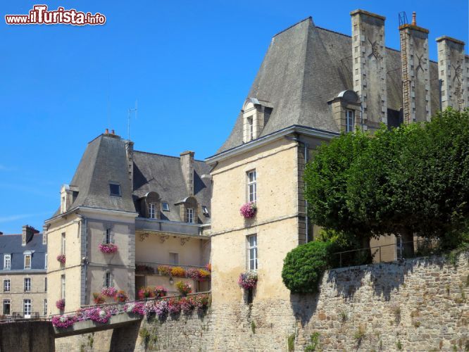 Immagine Palazzi in pietra e grandi camini a Dinan, Bretagna. La cittadina conta oggi circa dodicimila abitanti ed è visitata da migliaia di turisti ogni anno - foto © art_of_sun / Shutterstock.com