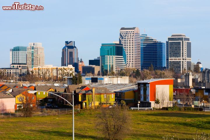 Immagine Palazzi nel downtown di Sacramento, California - Svettano alti sopra i tetti degli altri edifici i palazzi moderni e i grattacieli di questa città californiana © Andrew Zarivny / Shutterstock.com