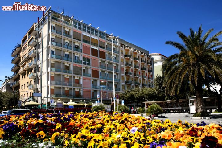 Immagine Palazzi a Pescara, Abruzzo. L'edilizia ha vissuto una fase fortemente espansiva tanto da far meritare a Pescara il nome di "città cantiere" - © onairda / Shutterstock.com