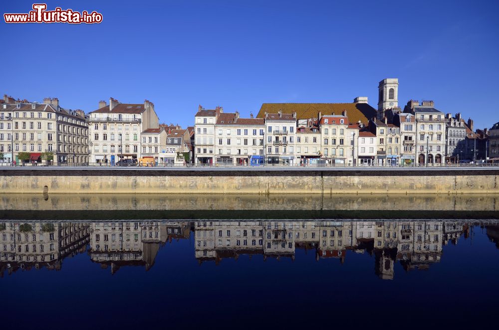 Immagine Palazzi signorili sul Quai Vauban riflesssi nel fiume Doubs a Besancon (Francia).