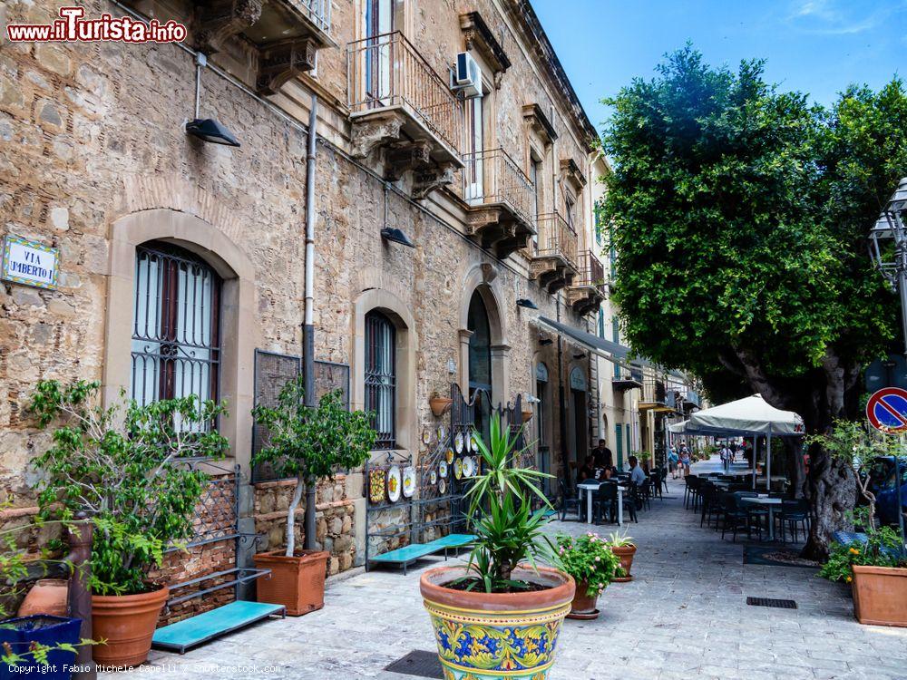 Immagine Palazzi storici nel cuoe di Santo Stefano di Camastra, siamo nel nord della Sicilia - © Fabio Michele Capelli / Shutterstock.com
