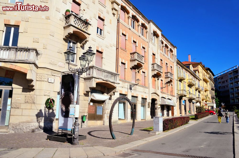Immagine Palazzi storici nella vecchia città di Acqui Terme, Piemonte. Secondo una leggenda, seppur priva di fondamento storico, Acqui Terme sarebbe stata fondata da coloni greci attirati dalla presenza di acque termali.