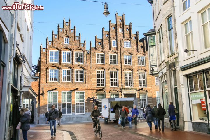 Immagine I palazzi tipici olandesi si affacciano sulle strade del centro storico di 's-Hertogenbosch, comunemente conosciuta con il nome di Den Bosch - foto © Nick_Nick / Shutterstock.com