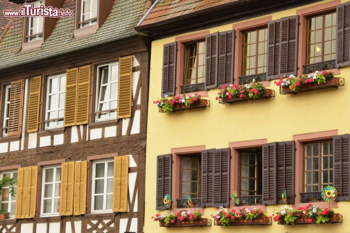 Immagine Palazzi tradizionali nel centro storico di Obernai, Francia. Questa pittoresca cittadina fortificata si trova nella zona dipartimentale del Basso Reno - © 329130674 / Shutterstock.com