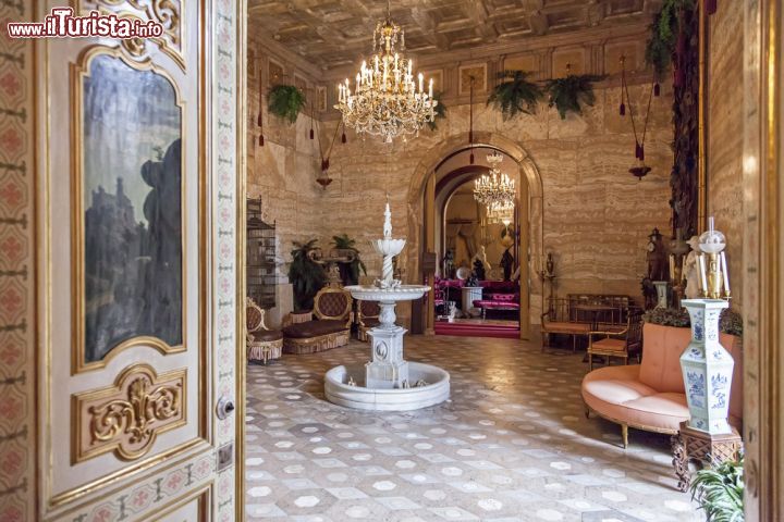 Immagine L'interno del Palazzo Nazionale Ajuda (Palácio Nacional da Ajuda), sulle colline sopra a Belém (Lisbona) - foto © StockPhotosArt / Shutterstock.com