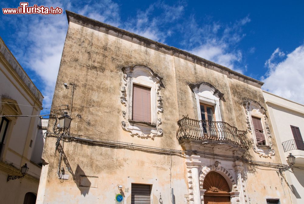Immagine Palazzo antico in una via del centro di Presicce in Puglia