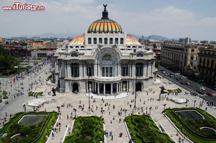 Immagine Il Palazzo di Belle Arti (Bellas Artes) nel centro di Città del Messico. L'edifico fu costruito durante la prima metà del Novecento (terminato solo nel 1960) ed è calssificato come Monumento Artistico dall'UNESCO dal 1987 - foto © Nicolas Aguiar / Shutterstock.com